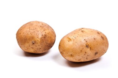 Beyaz üzerine izole edilmiş patatesler.