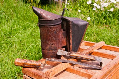 Ahşap kutu üzerinde eski sigara içen.