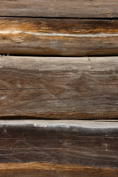 Land huis muur van oude houten logboeken. Natuurlijke houten CHTERGRO — Stockfoto