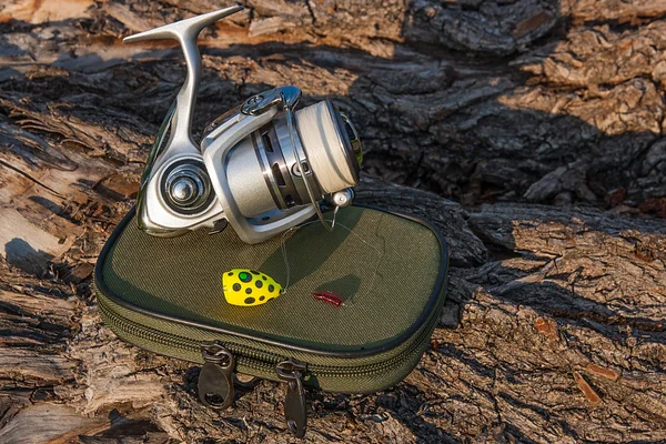 Carrete de pesca y cebo de pesca en el fondo natural . — Foto de Stock