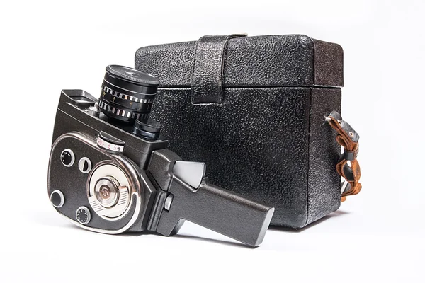 Vintage caméra de film et étui en cuir pour elle isolé sur blanc — Photo