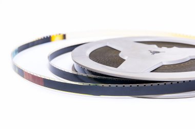 Eski cine film şerit izole üzerinde beyaz arka plan.