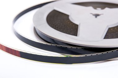 Eski cine film şeridi üzerinde beyaz adam izole görünümünü kapat