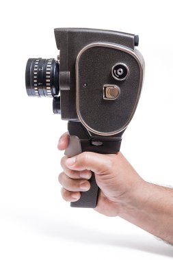 Beyaz izole bir vintage film kamera tutan el. Klip ile