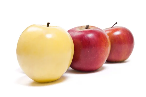Gruppe reifer Äpfel auf weißem Hintergrund — Stockfoto