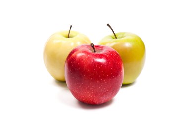 Beyaz arka planda olgun elma grubu. Kırpma yolu ile.