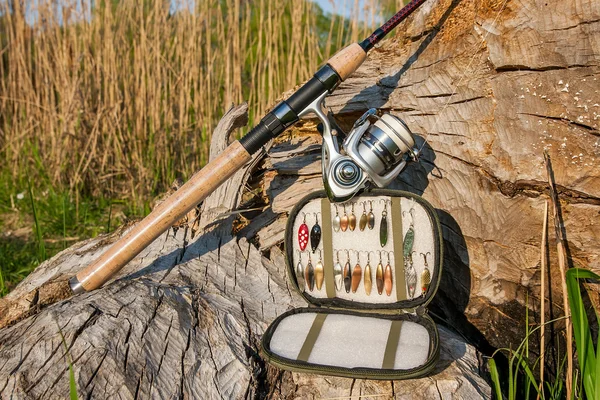 Haste de pesca com carretel e vários tipos de iscas no b natural — Fotografia de Stock