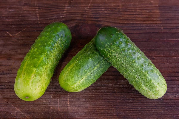 Gurken auf einem Holzgrund — Stockfoto