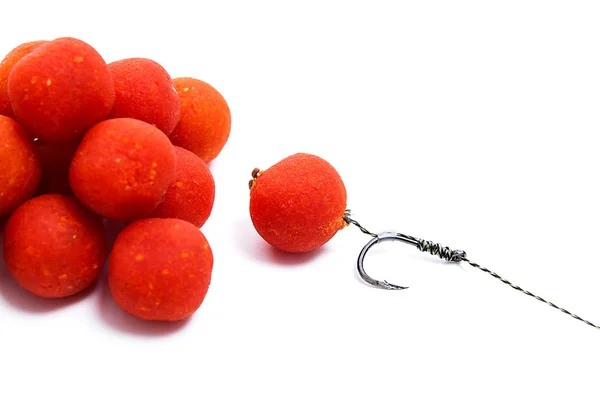 Pesca de carpas. Carpa gancho boilies vermelhos isolados no fundo branco — Fotografia de Stock