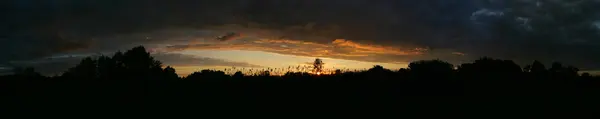 Céu de pôr-do-sol na estação de verão — Fotografia de Stock