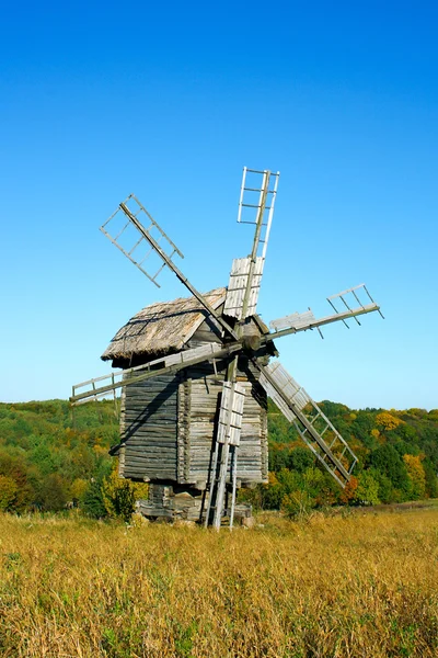 Gamla trä väderkvarnar på höstsäsongen — Stockfoto