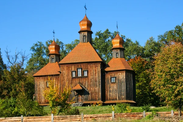 Eglise antique en bois à l'automne — Photo