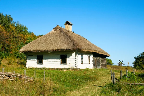 Casa rural ucraniana com um telhado de palha — Fotografia de Stock