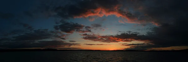 Panoramisch uitzicht op de zonsondergang over het meer — Stockfoto