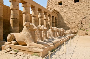Mısır 'daki Karnak tapınağının antik kalıntıları.