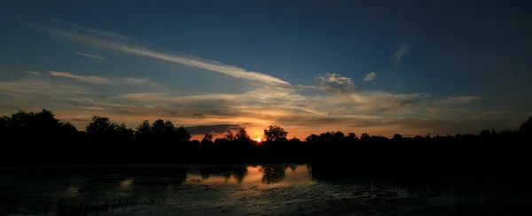 湖上落日的全景视图 — 图库照片