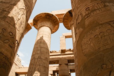 Mısır 'daki Karnak tapınağının antik kalıntıları.