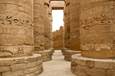 Mısır 'daki Karnak tapınağının antik kalıntıları.