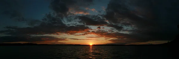 Panoramautsikt över solnedgången över sjön — Stockfoto