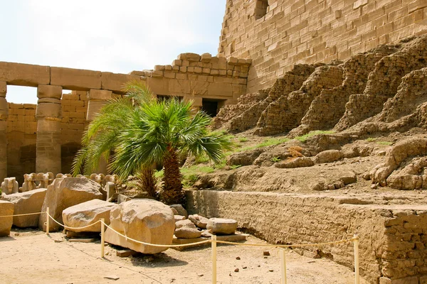 Starověké ruiny chrámu Karnak v Egyptě. — Stock fotografie