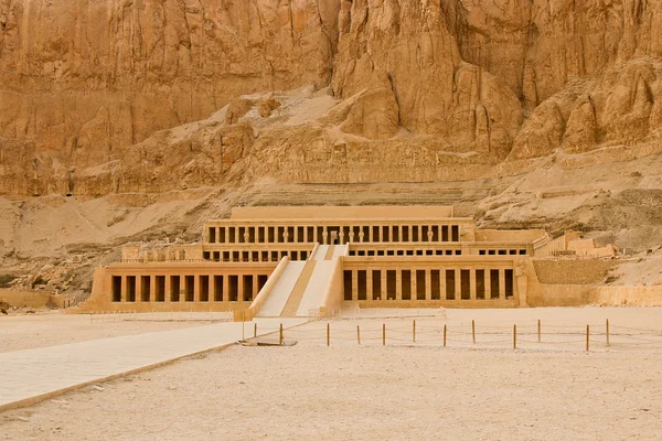 Chrám královny Hatšepsut nedaleko Luxoru v Egyptě — Stock fotografie