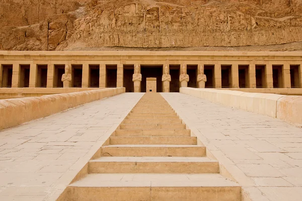 Chrám královny Hatšepsut nedaleko Luxoru v Egyptě — Stock fotografie
