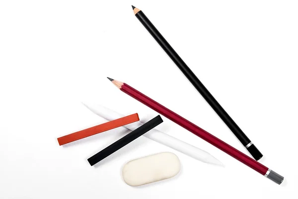 Διαφορετικά είδη τεχνολογίας εργαλεία: μολύβια, γόμα, σφραγίδας, κιμωλία του s — Φωτογραφία Αρχείου