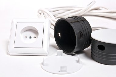 Elektrik priz ve güç kablosunu beyaz yüzeyi
