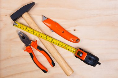Ahşap üzerine çeşitli iş araçları yakın çekim