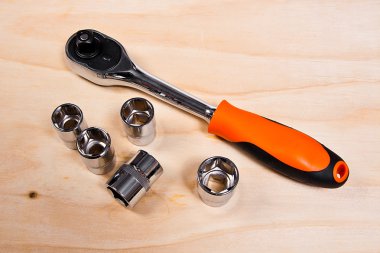 Ahşap arka plan üzerinde Onarım aracı kümesinin görünümü kadar kapatın