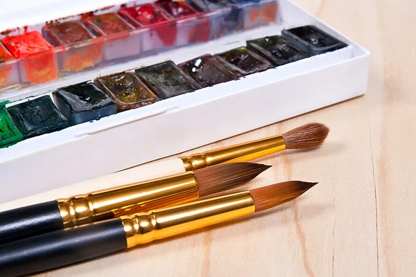 Tintas de aquarela profissionais em caixa com pincéis . — Fotografia de Stock