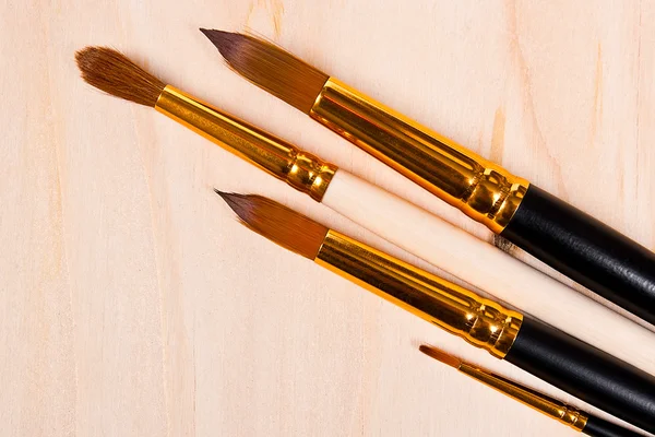 Varietà di pennello dipinto sullo sfondo di legno . — Foto Stock