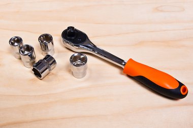 Ahşap arka plan üzerinde Onarım aracı kümesinin görünümü kadar kapatın