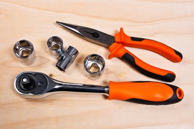 Ahşap arka plan üzerinde Onarım aracı kümesinin görünümü kadar kapatın