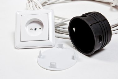 Elektrik priz ve güç kablosunu beyaz yüzeyi