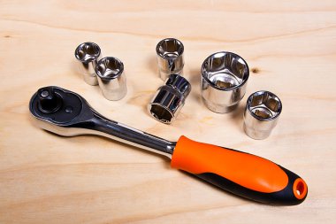 Ahşap zemin üzerine metalik somun anahtarları