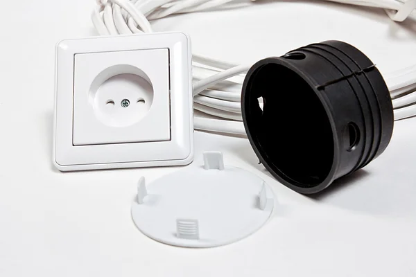 전기 소켓 및 전원 케이블 흰색 표면에 — 스톡 사진