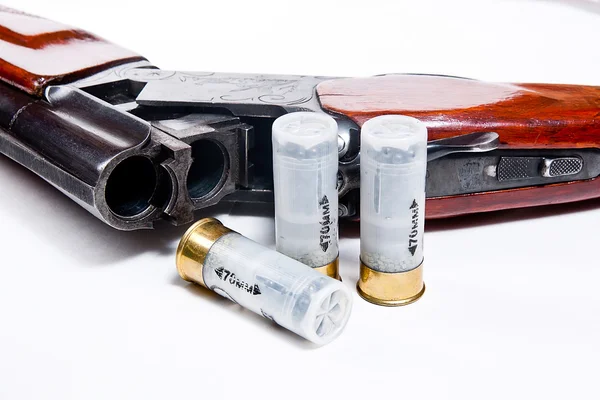 Avcılık av tüfeği ve mühimmat beyaz arka plan üzerinde.