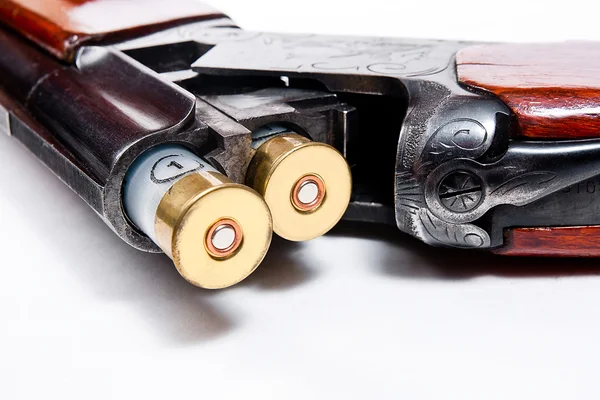 Avcılık av tüfeği ve mühimmat beyaz arka plan üzerinde.