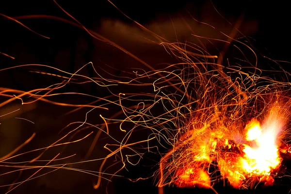 Funkelnde rote Flamme als abstrakter Feuerhintergrund — Stockfoto