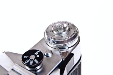 Eski retro kamera bakış beyaz arka plan üzerinde kapatın.