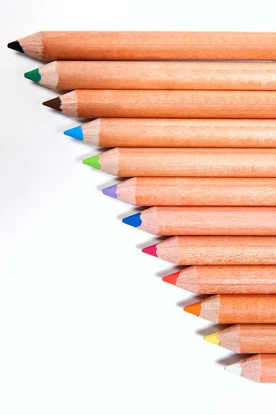 Vista de cerca de diferentes lápices de color aislados en el blanco b —  Fotos de Stock