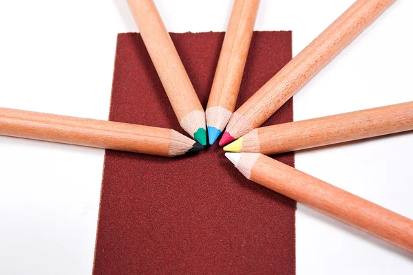 Vista ravvicinata di matite di colore diverse isolate sulla b bianca — Foto Stock