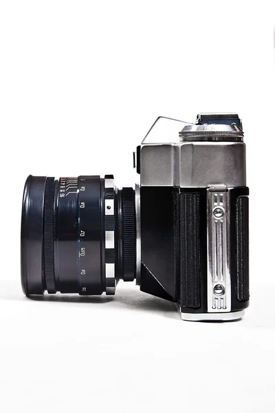 Ancienne caméra vintage de recherche de gamme sur fond blanc . — Photo