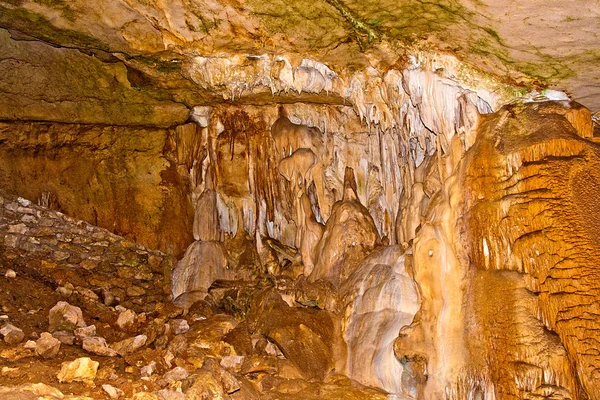 Вапнякові утворення на стіні підземної печери. Сталакт — стокове фото