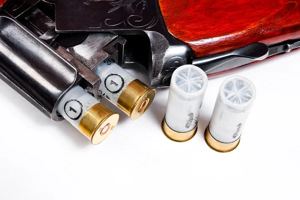 Jakt hagelgevär och ammunition på vit bakgrund. — Stockfoto