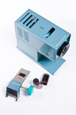 Beyaz arka plan üzerinde Retro cine-projector.