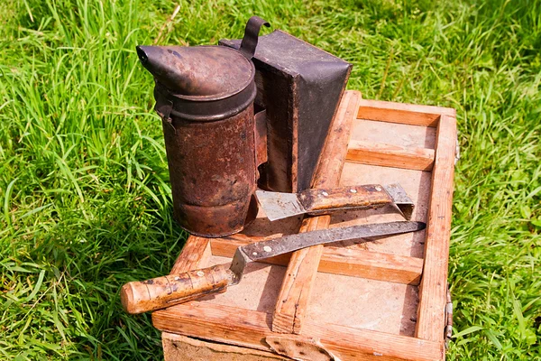 Old smoker on the wooden box. — Stock Photo, Image