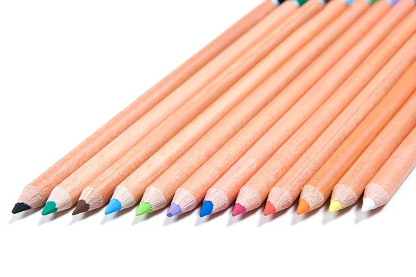Vista ravvicinata di matite di colore diverse isolate sulla b bianca — Foto Stock