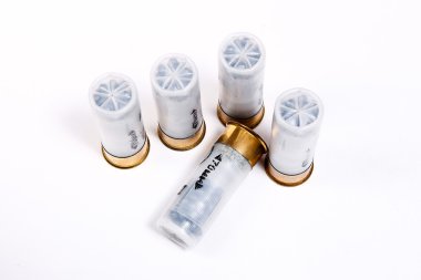 Beyaz arka planda av tüfeği kartuşu.